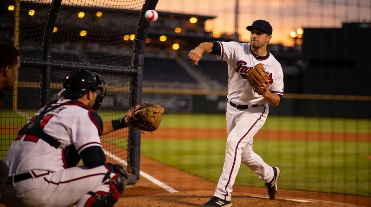 Reliever beim Aufwärmen im Bullpen als Bezug zur zweiten Pitching-Ebene eines MLB-Spiels