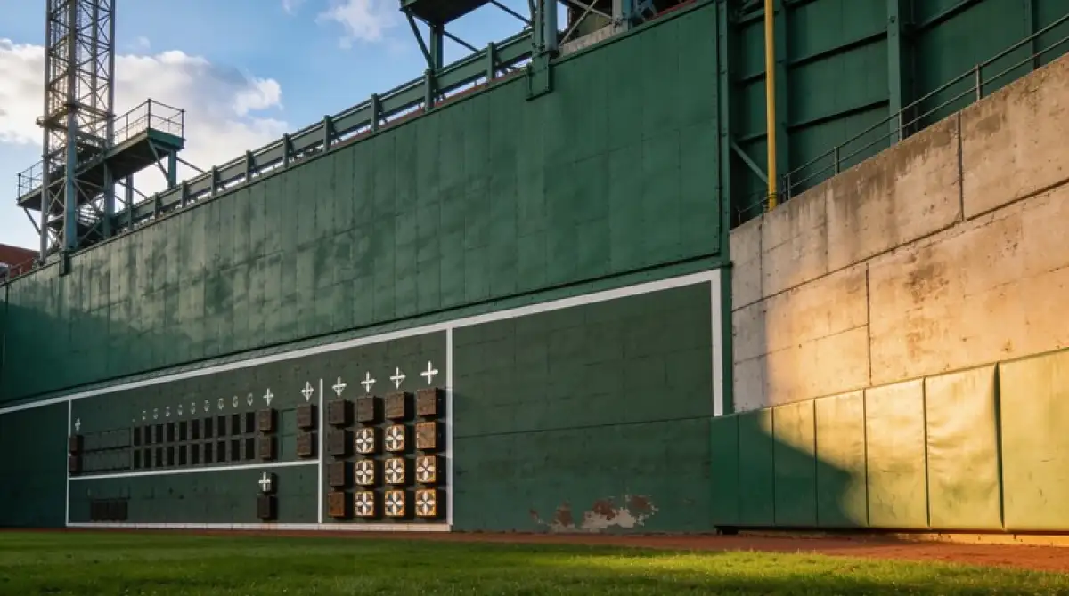 Green-Monster-Wand im Fenway Park in Boston als ikonisches Stadion-Detail