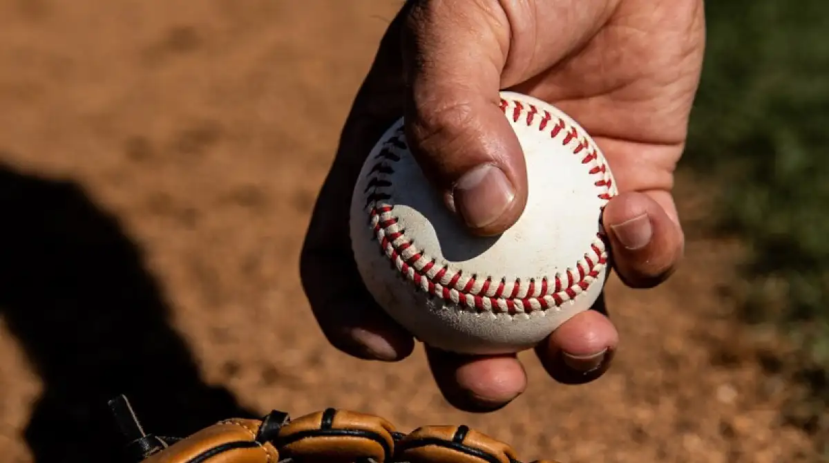Pitcher beim Wurfgriff vor dem Strikeout als visueller Bezug zur Fielding-Independent-Pitching-Metrik